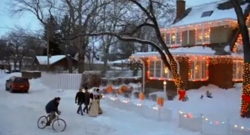 Outdoor Christmas decorations in "Just Friends"